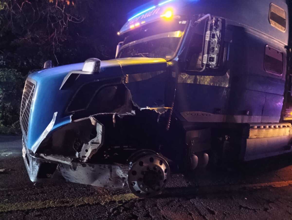 La camioneta impactó al trailer en un costado. (Cortesía)