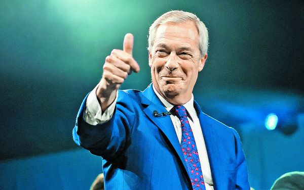 El legislador británico Nigel Farage criticó las leyes sobre seguridad en línea. Reuters