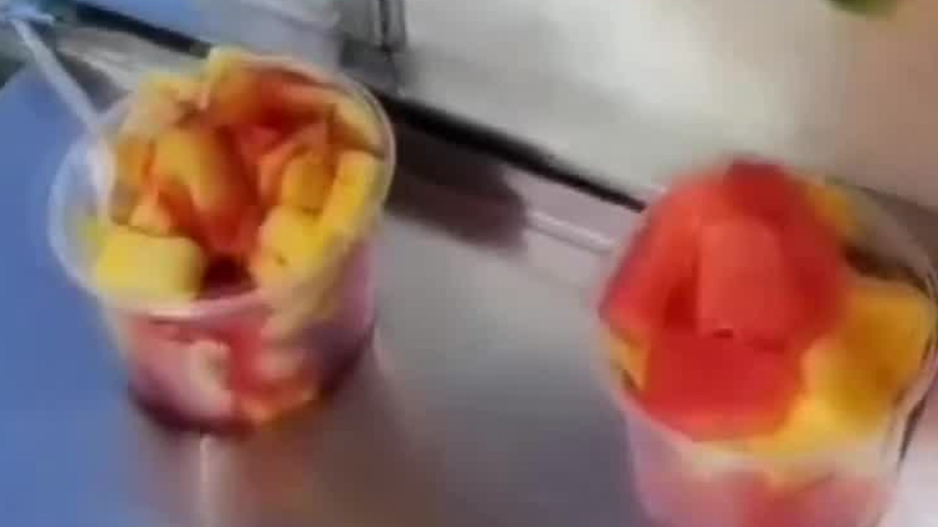 Mujer que vende fruta en eventos de marcas globales en EU, tiene que esconderse de las redadas