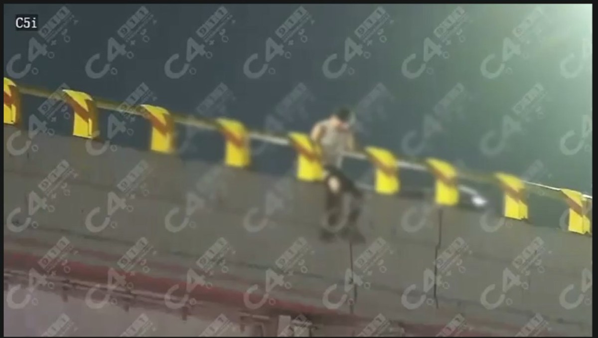 Oficiales lograron trasladar al hombre a un lugar seguro, evitando cualquier accidente y preservando su integridad física.