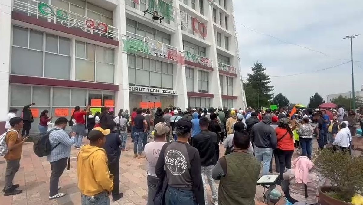 Policías de Cuautitlán Izcalli se enfrentan contra manifestantes en explanada municipal. Foto: (Especial)
