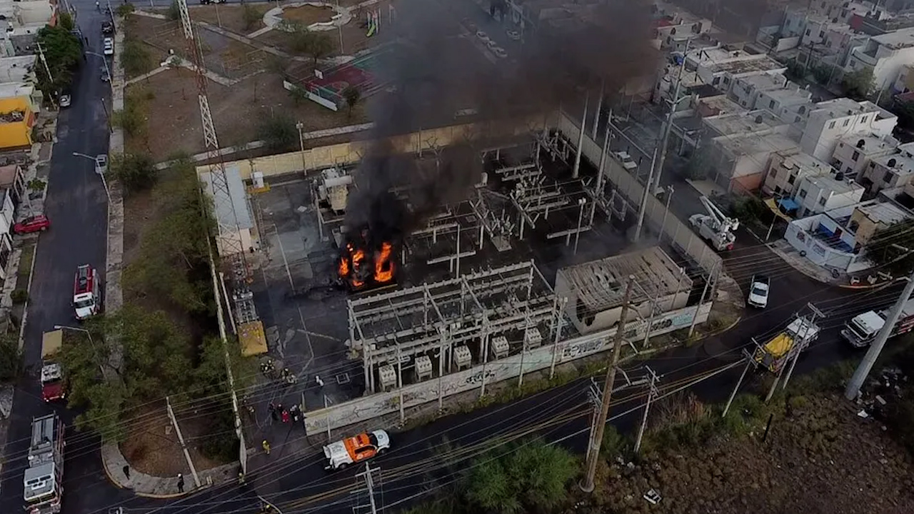Rayo provoca incendio en subestación de CFE; deja sin luz a cientos en Monterrey