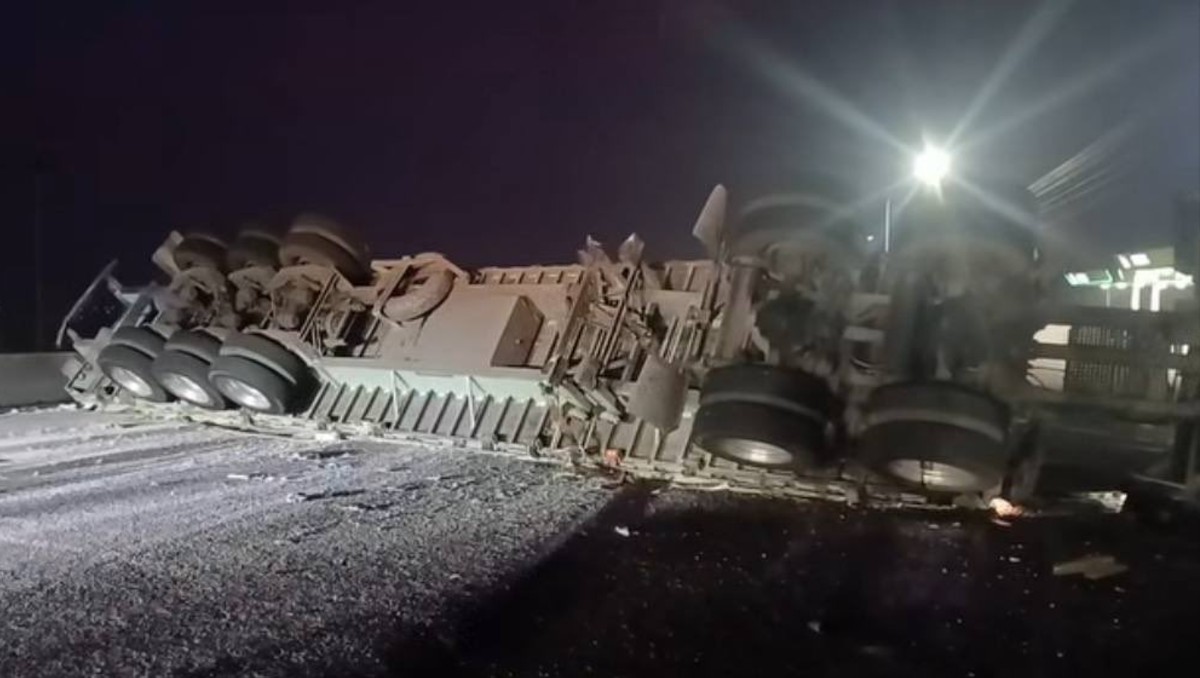 Un tráiler volcó este lunes 8 de septiembre en la carretera Federal 45. | Redes sociales.