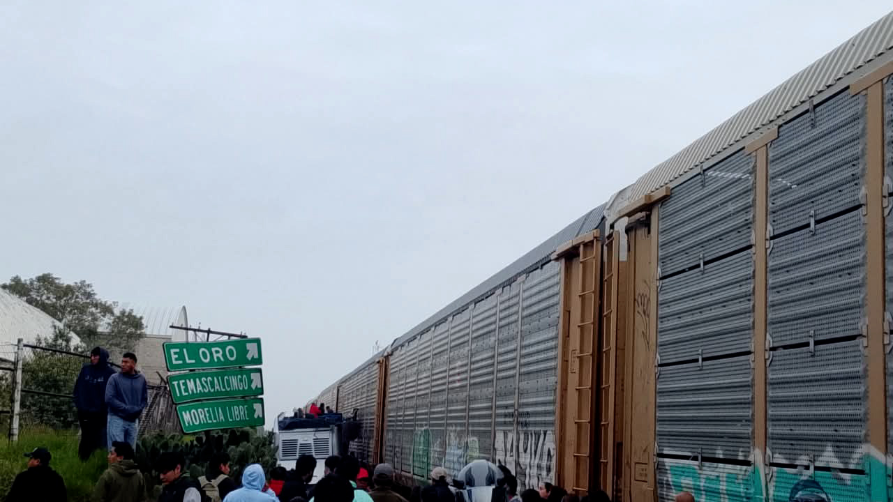 Tren arrolla autobús de pasajeros en Atlacomulco; hay 9 muertos