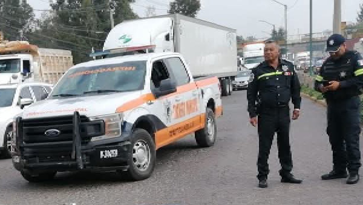Un camión de carga habría derribado y arrollado a un motociclista en la México-Querétaro. Foto: (Especial)
