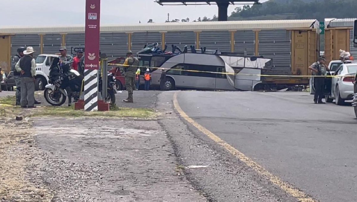 Las familias de los lesionados piden que la empresa de transporte se haga cargo por el accidente en Atlacomulco. Foto: (Mellissa López)