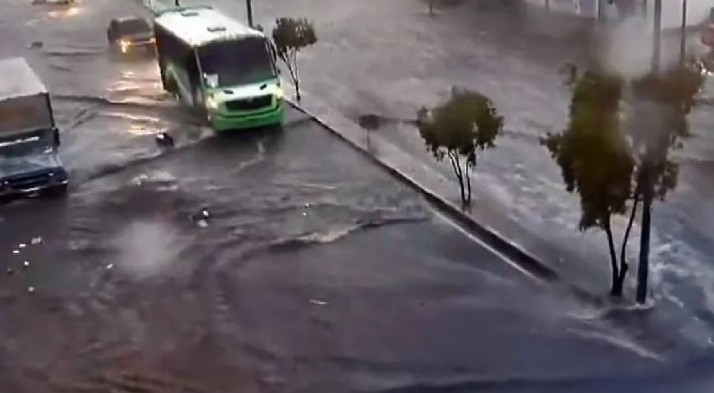 Fuertes lluvias en CDMX , arrastran a una moto en el Ajusco | ESPECIAL