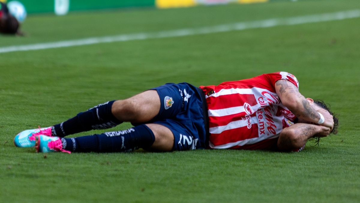 Alan Mozo sería baja para Chivas el resto del Apertura 2025 (Imago7)