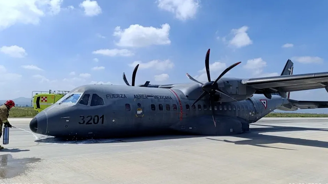 Aterriza de emergencia aeronave de la Fuerza Aérea en el AIFA sin dejar lesionados