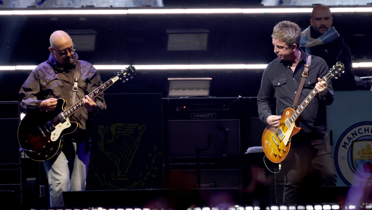 'Bonehead' se fue de paseo junto al bajista y el otro guitarrista. |AFP