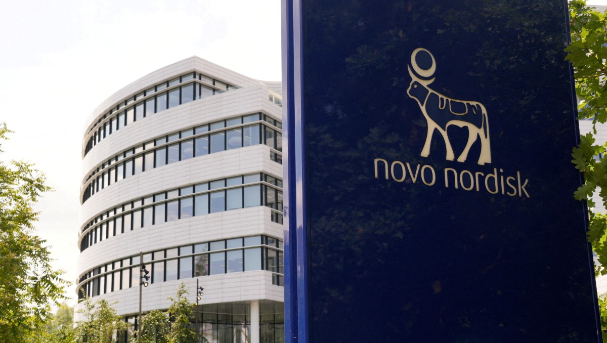 Cartel de Novo Nordisk fuera de su oficina en Bagsvaerd, en las afueras de Copenhague, Dinamarca. Julio de 2025. Foto: Reuters