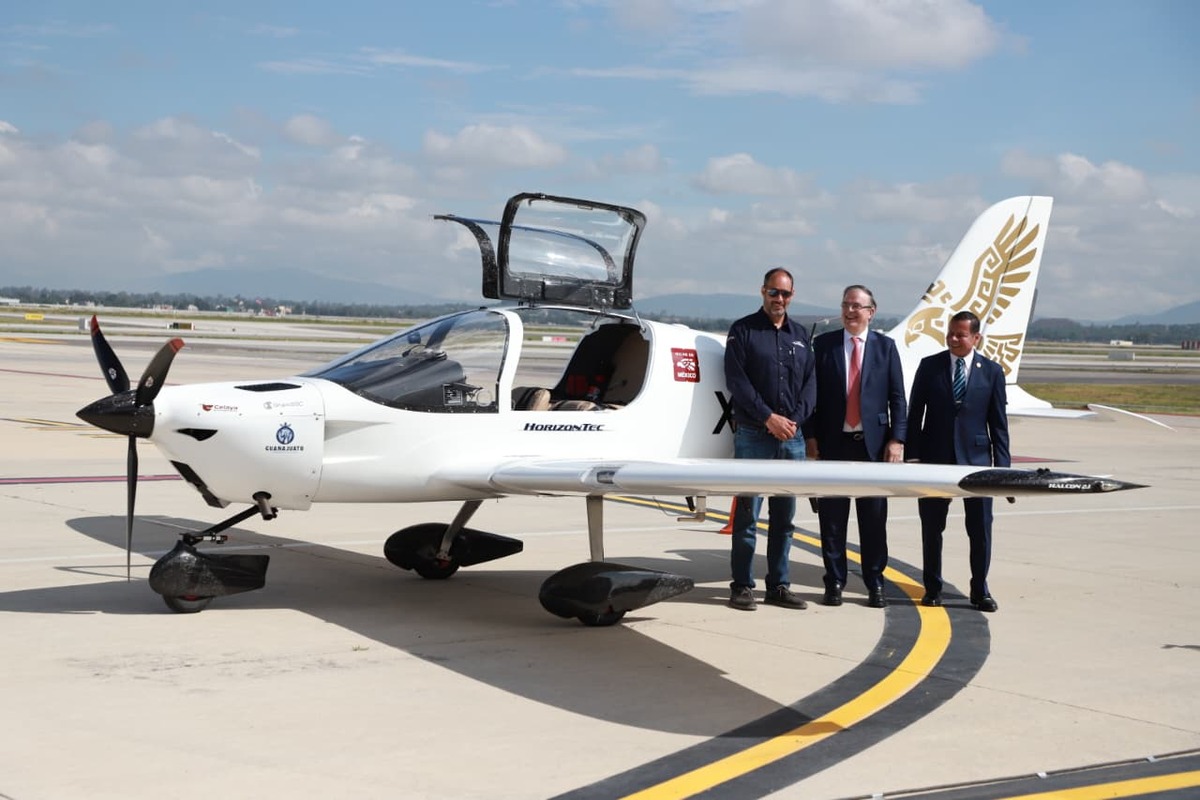 "Es el certificado 001, es decir, volvemos a la aviación", afirmó Marcelo Ebrard. | Especial