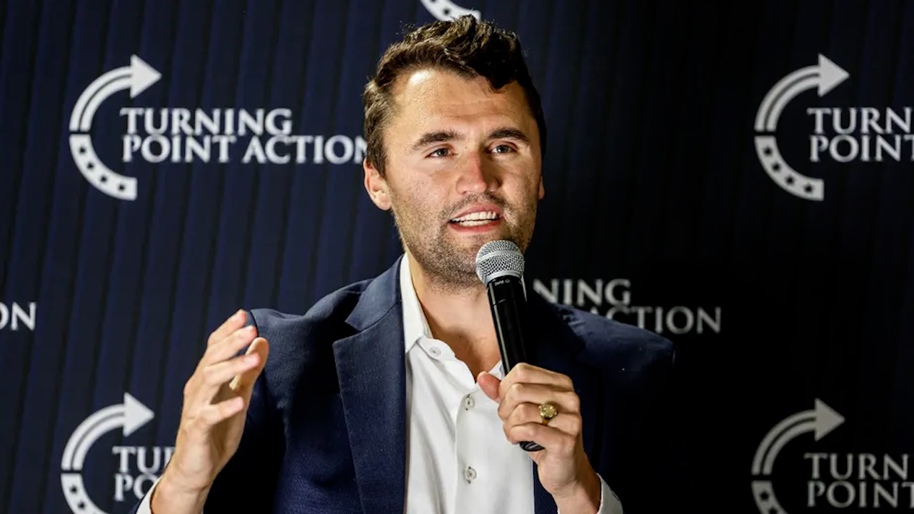 Charlie Kirk recibe disparo durante conferencia universitaria; el ataque fue captado en video