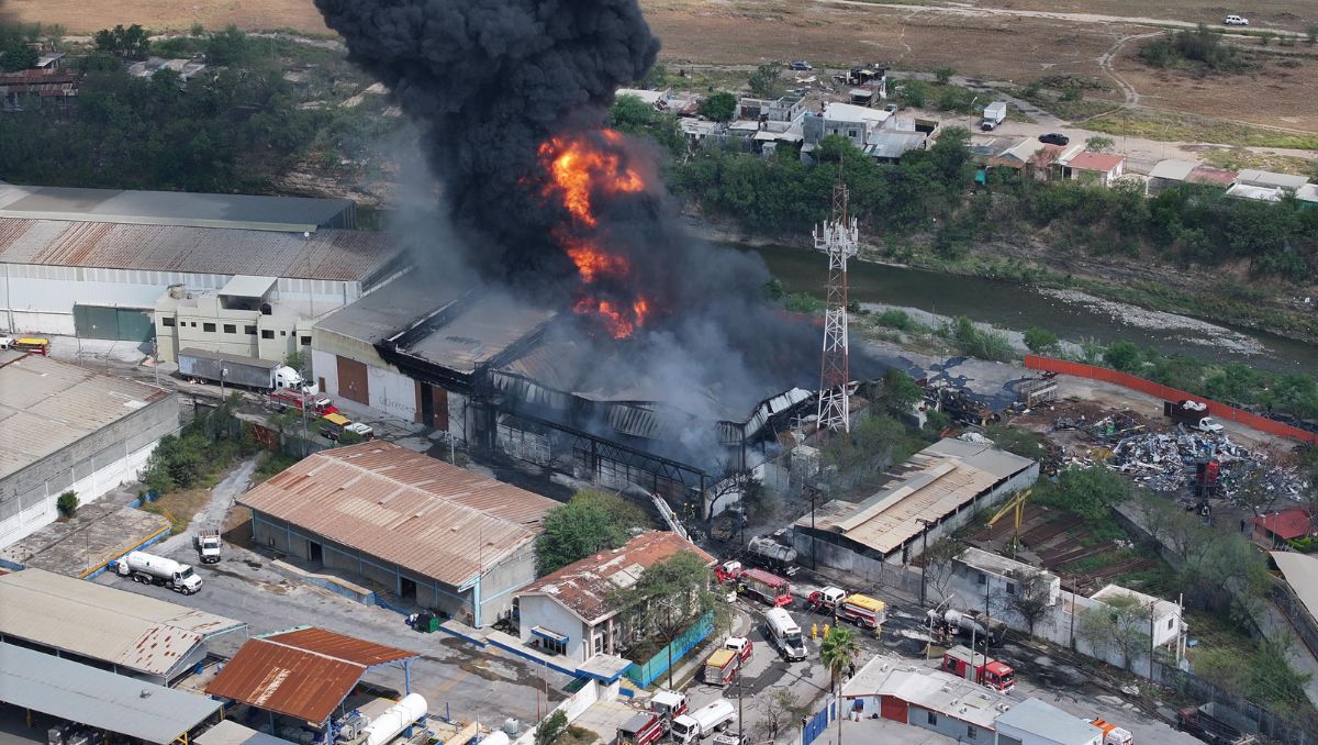 Grandes columnas de humo negro son visibles tras el incendio en la empresa de químicos en Escobedo. Omar Benavides