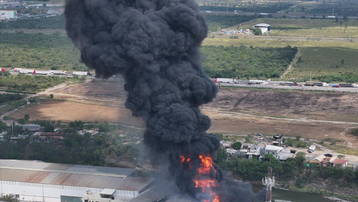 Grandes columnas de humo negro son visibles tras el incendio en la empresa de químicos en Escobedo. Omar Benavides