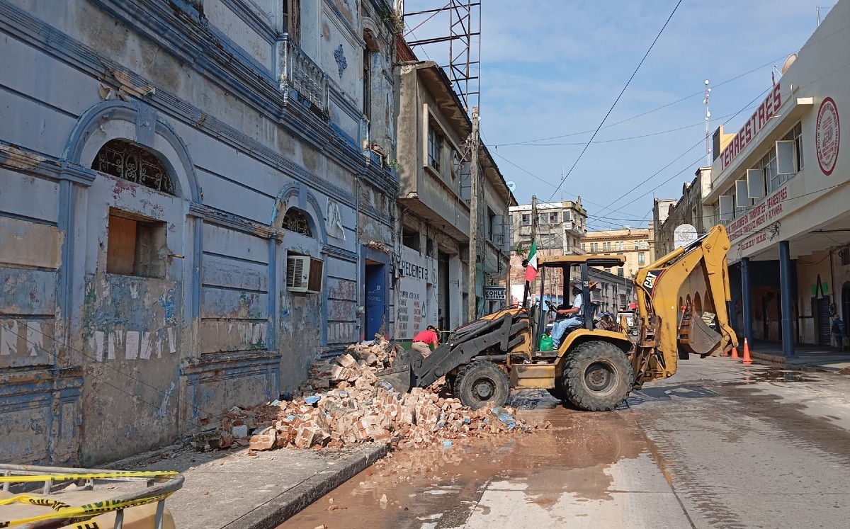 Se desprende fachada de edificio antiguo en el centro de Tampico