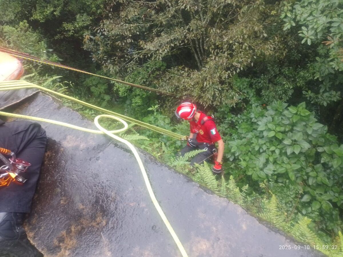 El elemento de Protección Civil cayó a un barranco de 200 metros de profundidad.