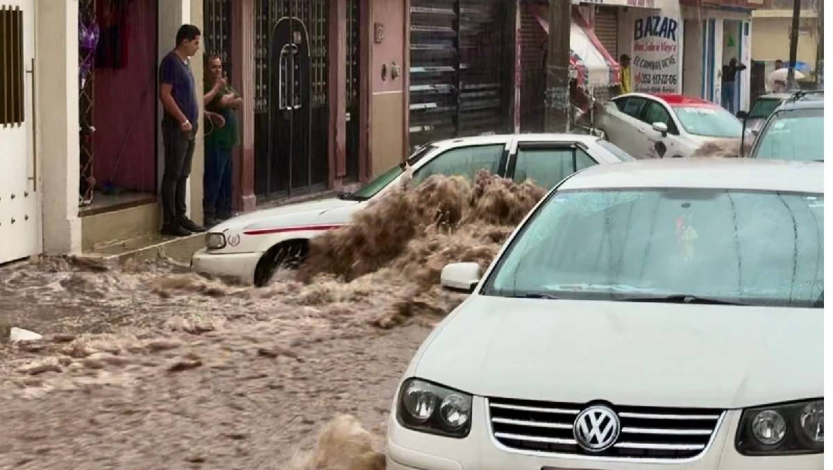 Las fuertes corrientes se llevaron coches, motos, incluso animales. (Especial)