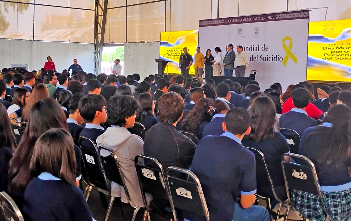 En Gómez Palacio, realizan prevención del suicidio en el 'Instituto 18 de Marzo'. (Roberto Amaya)