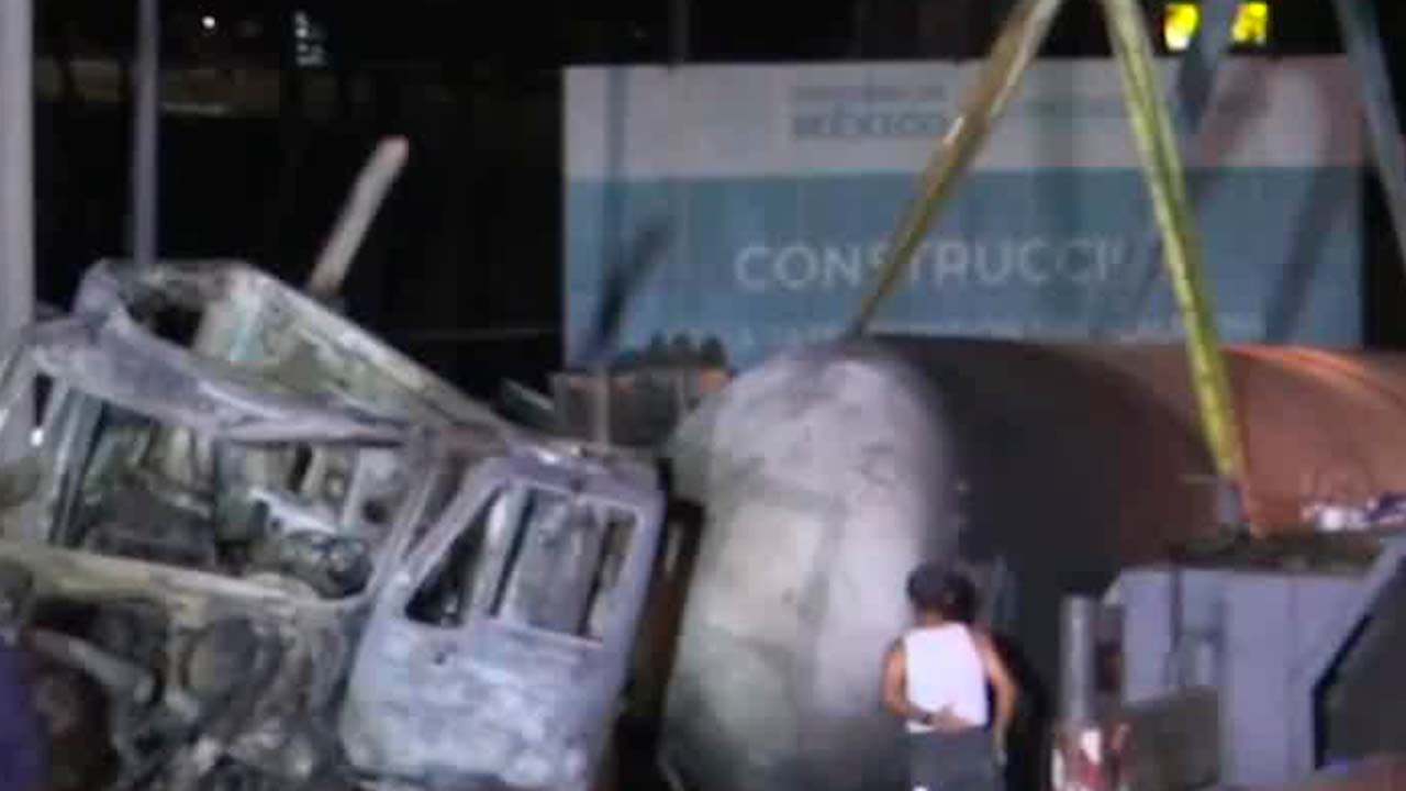 Inician los trabajos para retirar la pipa que explotó en la alcaldía Iztapalapa