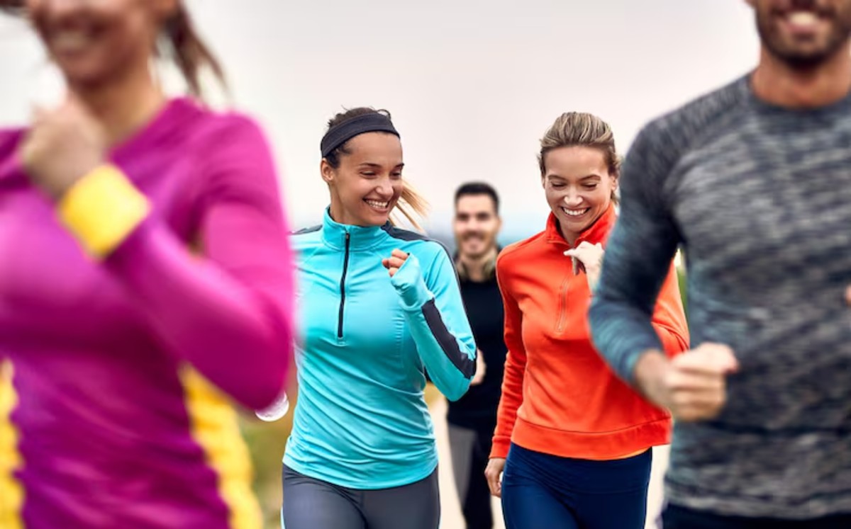 Iniciando con una carrera seguido de actividades como boxeo, yoga, inmersión en hielo y más. | Freepik