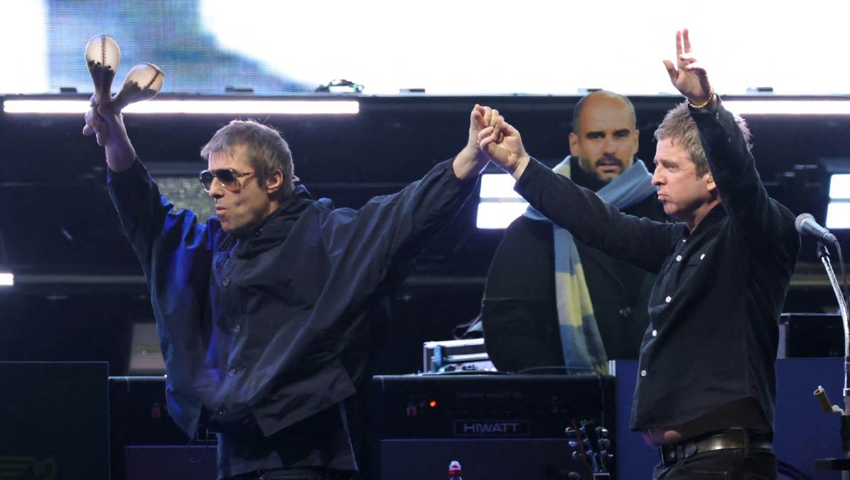 Liam y Noel Gallagher durante uno de los shows en EU | AFP