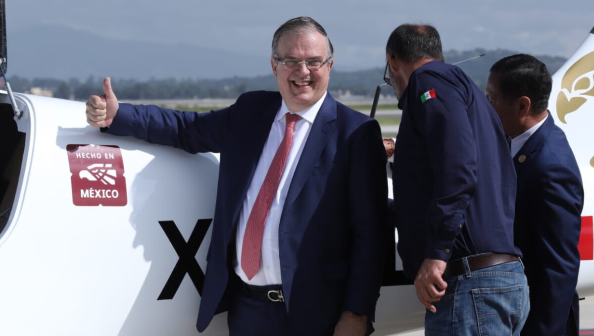 Marcel Ebrard, durante la entrega de certificado “Hecho en México” 001 a la primera aeronave. Foto: Jesús Quintanar