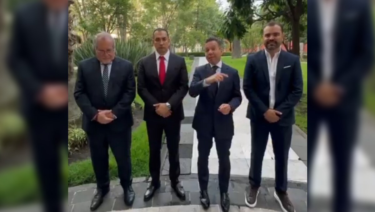 Pablo Lemus junto a funcionarios y presidentes municipales estuvieron en Palacio Nacional (Especial)