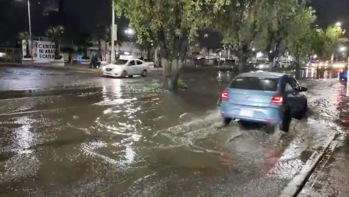 Las precipitaciones generaron encharcamientos e inundaciones en las vías de Ecatepec. Foto: (Especial)