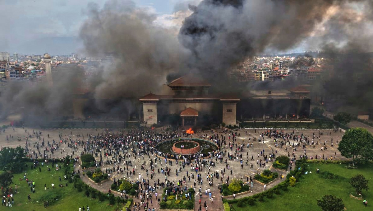 El Singha Durbar, la sede de varios ministerios y oficinas del gobierno de Nepal, en llamas. | AP