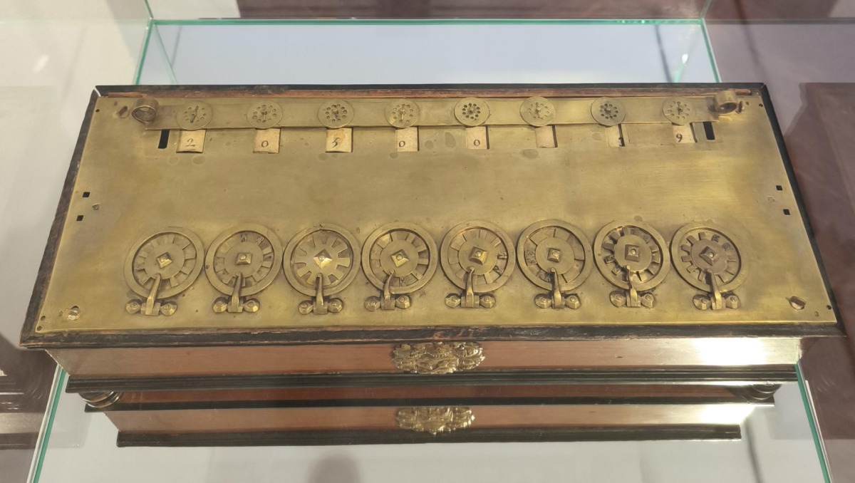 Subastan una de las primeras calculadoras de la historia