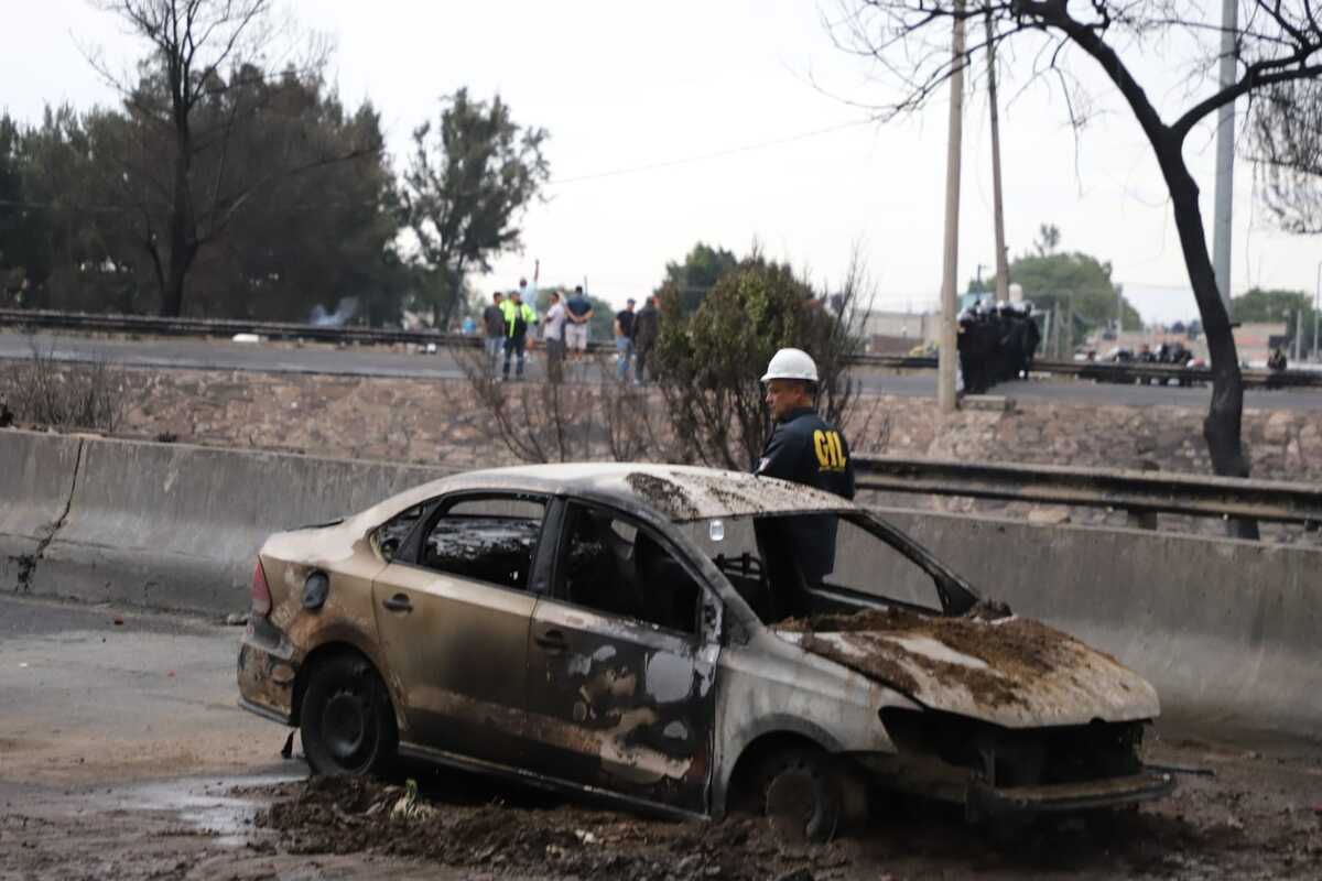 Vehículos afectados tras la explosión de la pipa de gas. | Javier Ríos