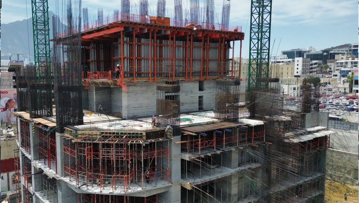 La víctima no ha sido identificada, pero se informó que estaba trabajando al momento de caer. Foto: Especial