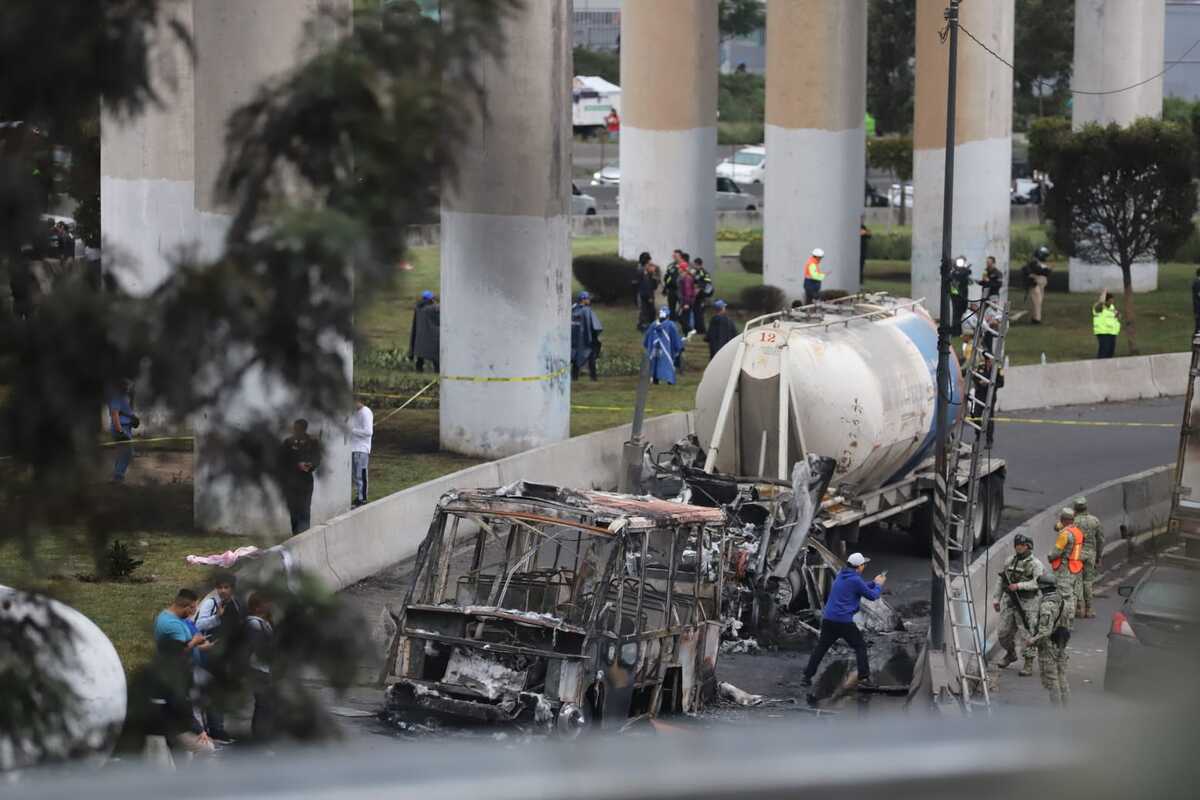 La volcadura de una pipa de gas LP provocó un incendio en el que 57 personas resultaron heridas en Iztapalapa. | Javier Ríos