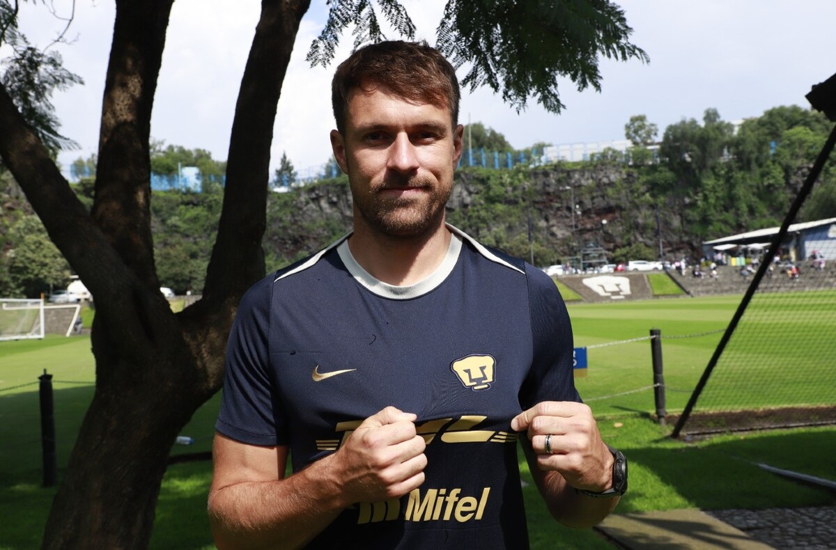 Aaron Ramsey agradece el apoyo de la afición de Pumas (Juan Carlos Bautista)
