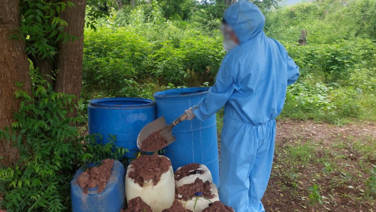 Las autoridades aseguraron 200 litros de sustancias para la elaboración de metanfetamina. | Especial