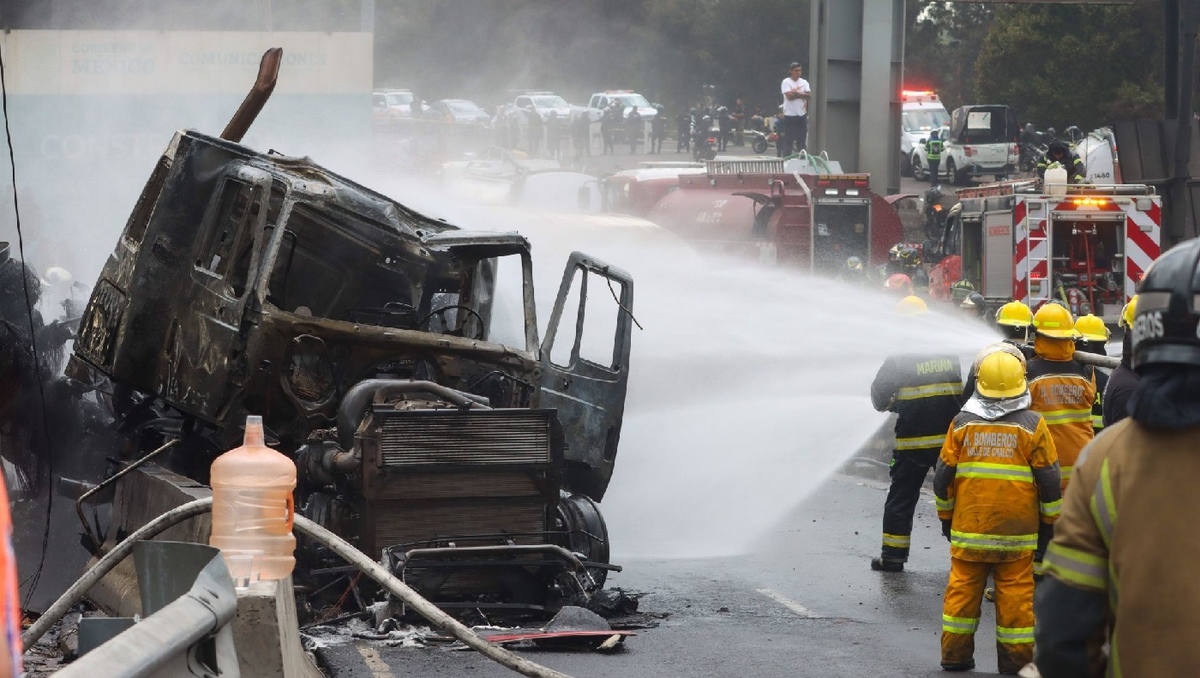 Bomberos trabajan para apagar vehículos que se incendiaron tras la explosión de la pipa. | Cuartoscuro