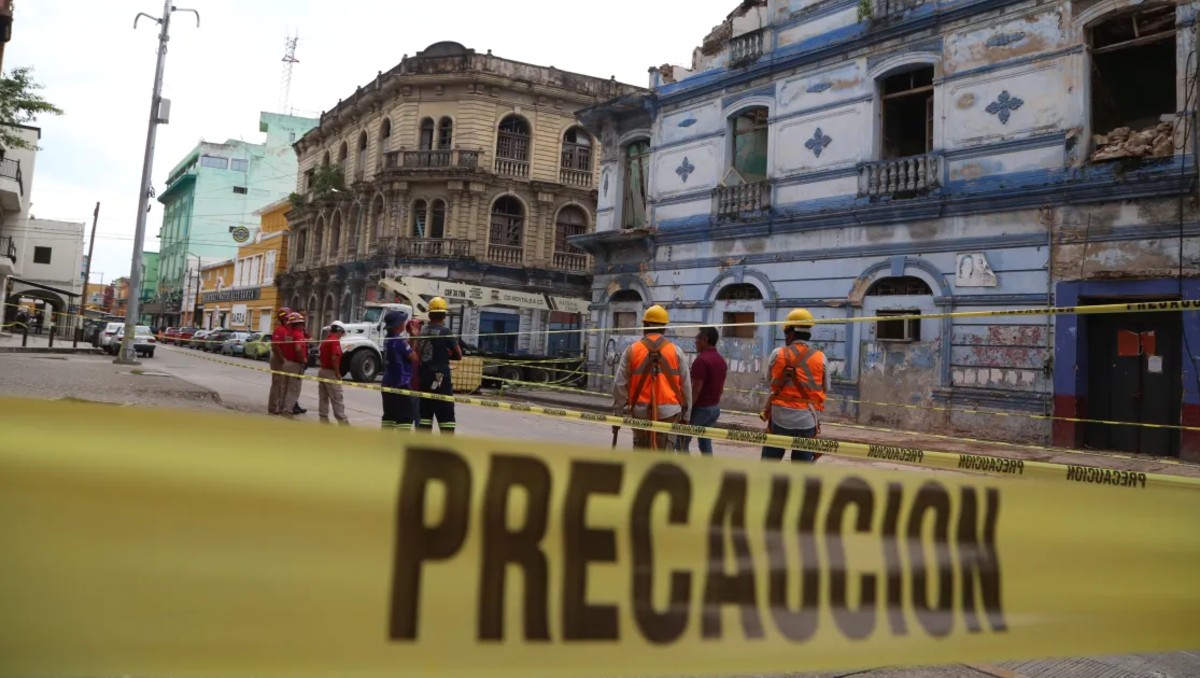 Cae fachada de edificio antiguo en el centro de Tampico. (Yazmín Sánchez)