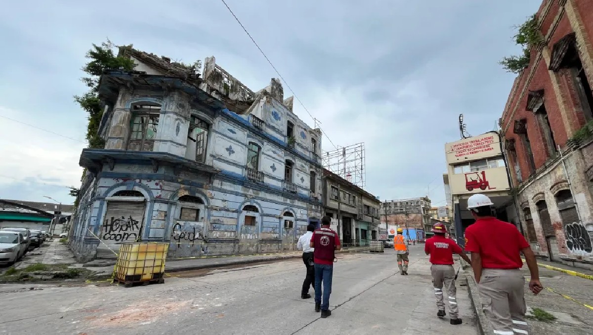 Cae fachada de edificio antiguo en el centro de Tampico. (Yazmín Sánchez)