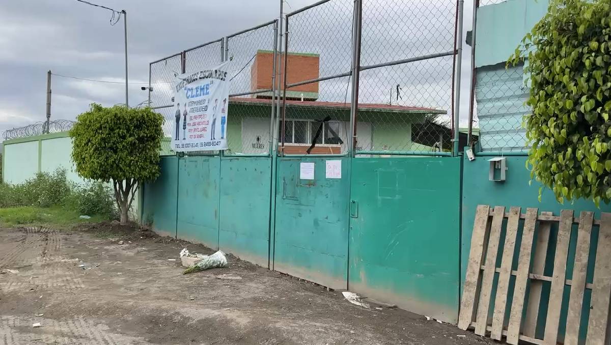 La comunidad escolar colocó flores en memoria de Eduardo Noé García Morales. Foto: (Juan Camacho)