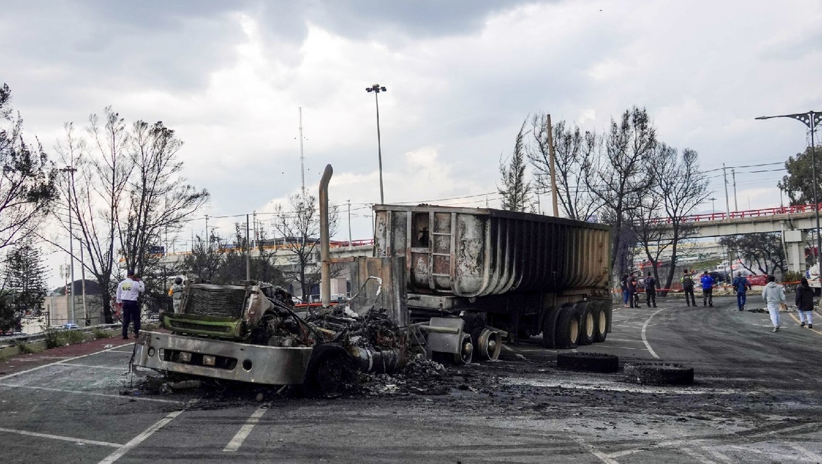 Daños tras la explosión de una pipa de gas en el bajopuente de Puente de la Concordia ayer, en Iztapalapa. | Cuartoscuro