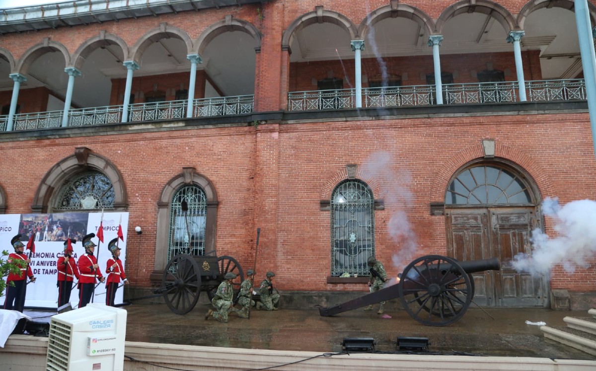 Elementos de la Marina y los dragones de Tampico, los encargados de encender un histórico cañón hecho de hierro. | Yazmín Sánchez