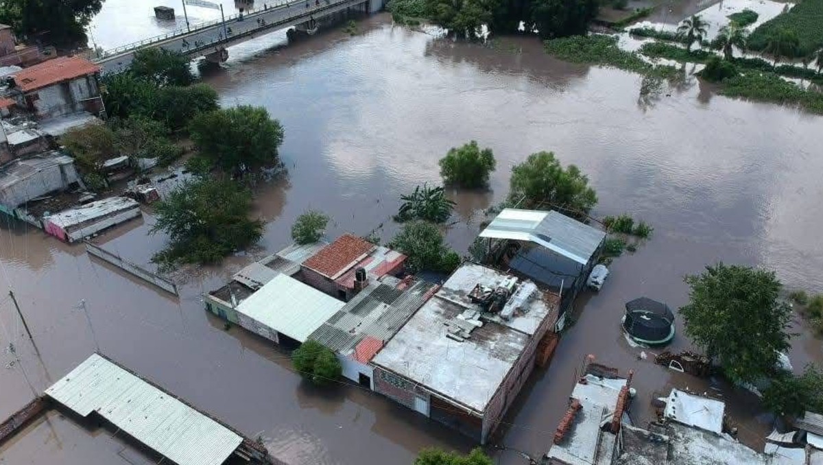 Inundaciones en Ayotlán causan alarma y unen a la población (Especial)