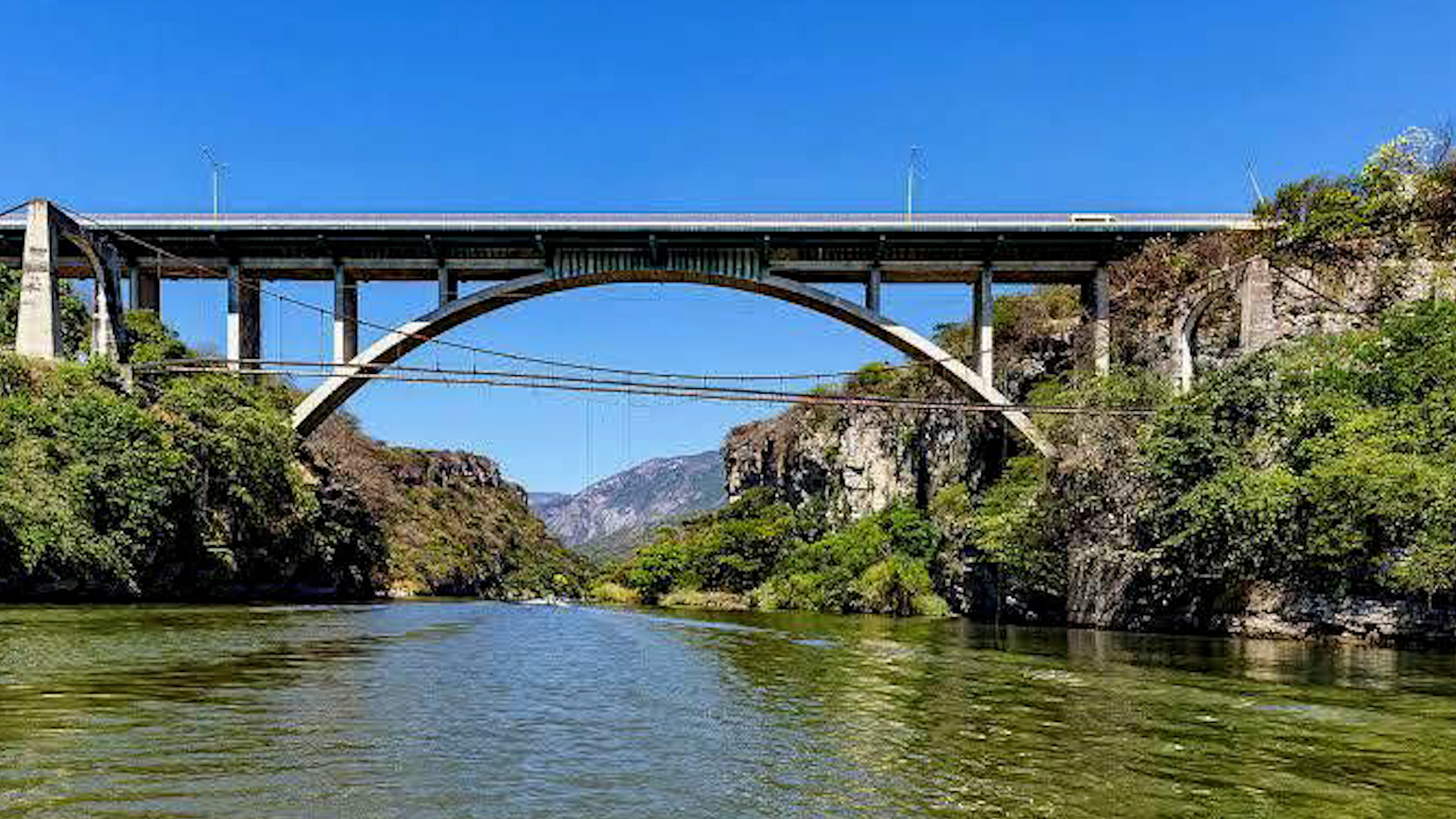 Investigan caída de subsecretaria de Turismo de Chiapas al río Grijalva