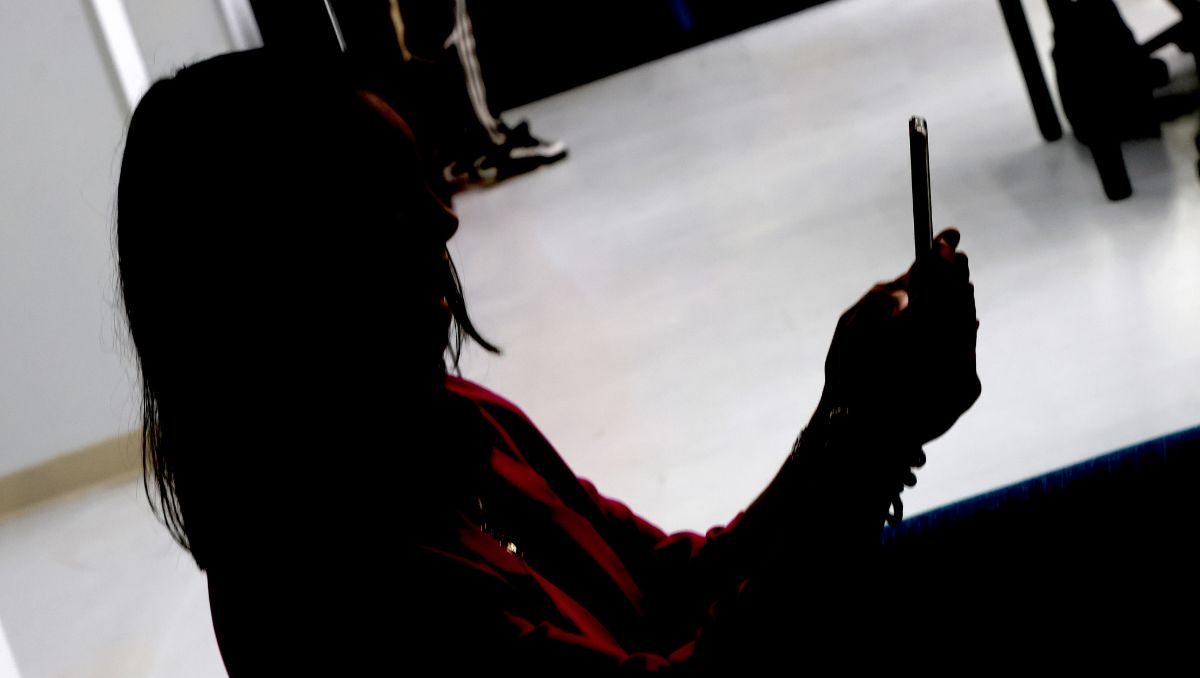 Jóvenes usan la inteligencia artificial para buscar orientación ante algunos problemas. Roberto Alanís