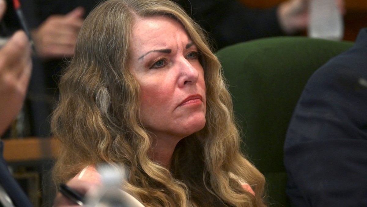 Lori Vallow Daybell se sienta durante su audiencia de sentencia en el Palacio de Justicia del Condado de Fremont. | Foto: AP