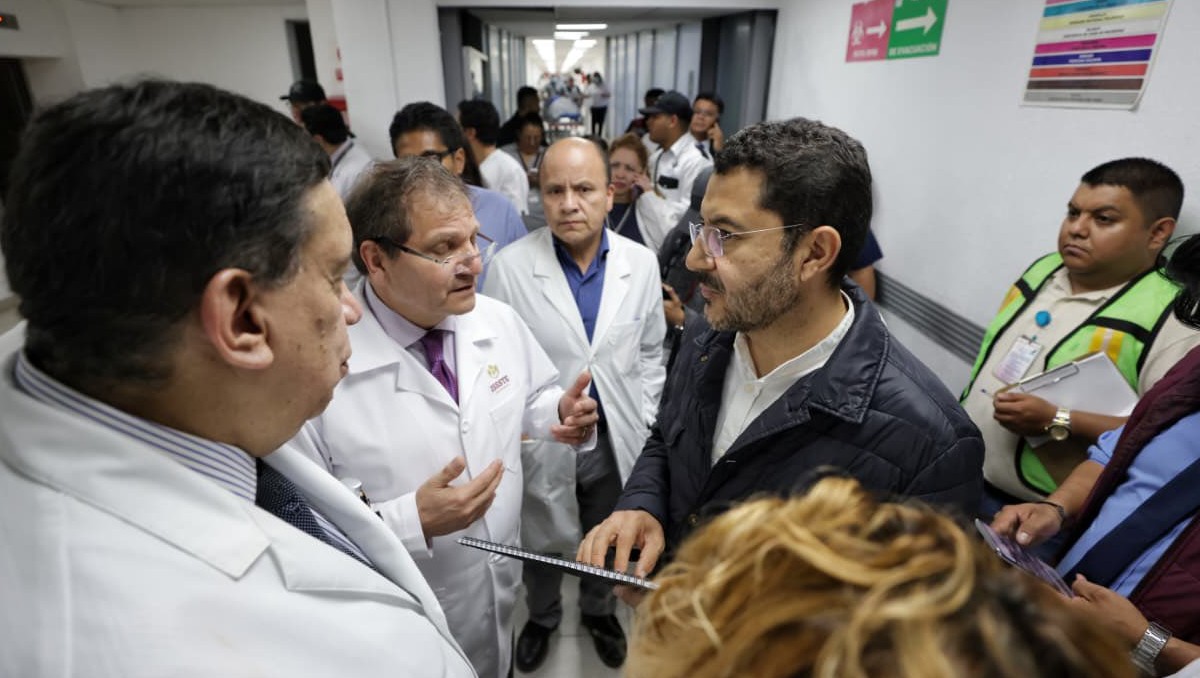 Martí Batres junto a médicos del ISSSTE que atienden a víctimas. | X