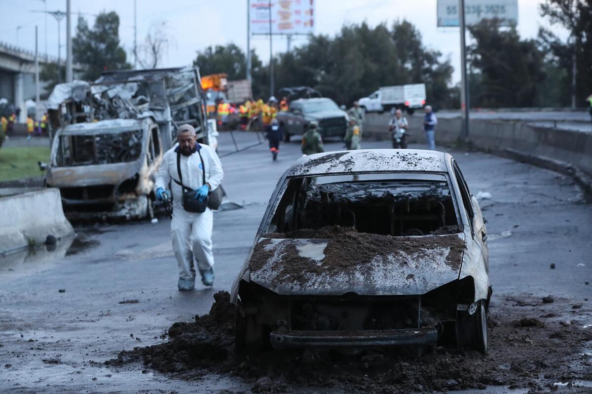 Un oficial intentó salvar a un hombre que murió tras la explosión de una pipa en Iztapalapa. | EFE