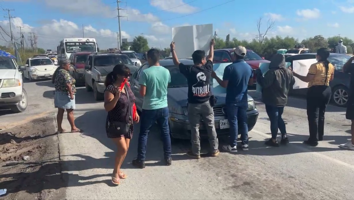 Padres de familia bloquean la carretera San Fernando-Reynosa. (Carolina Garza)
