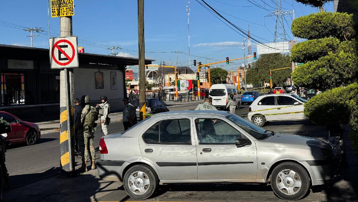 Policías acordonaron la escena del crimen, la cual fue al exterior de una panadería. Foto: (Especial)
